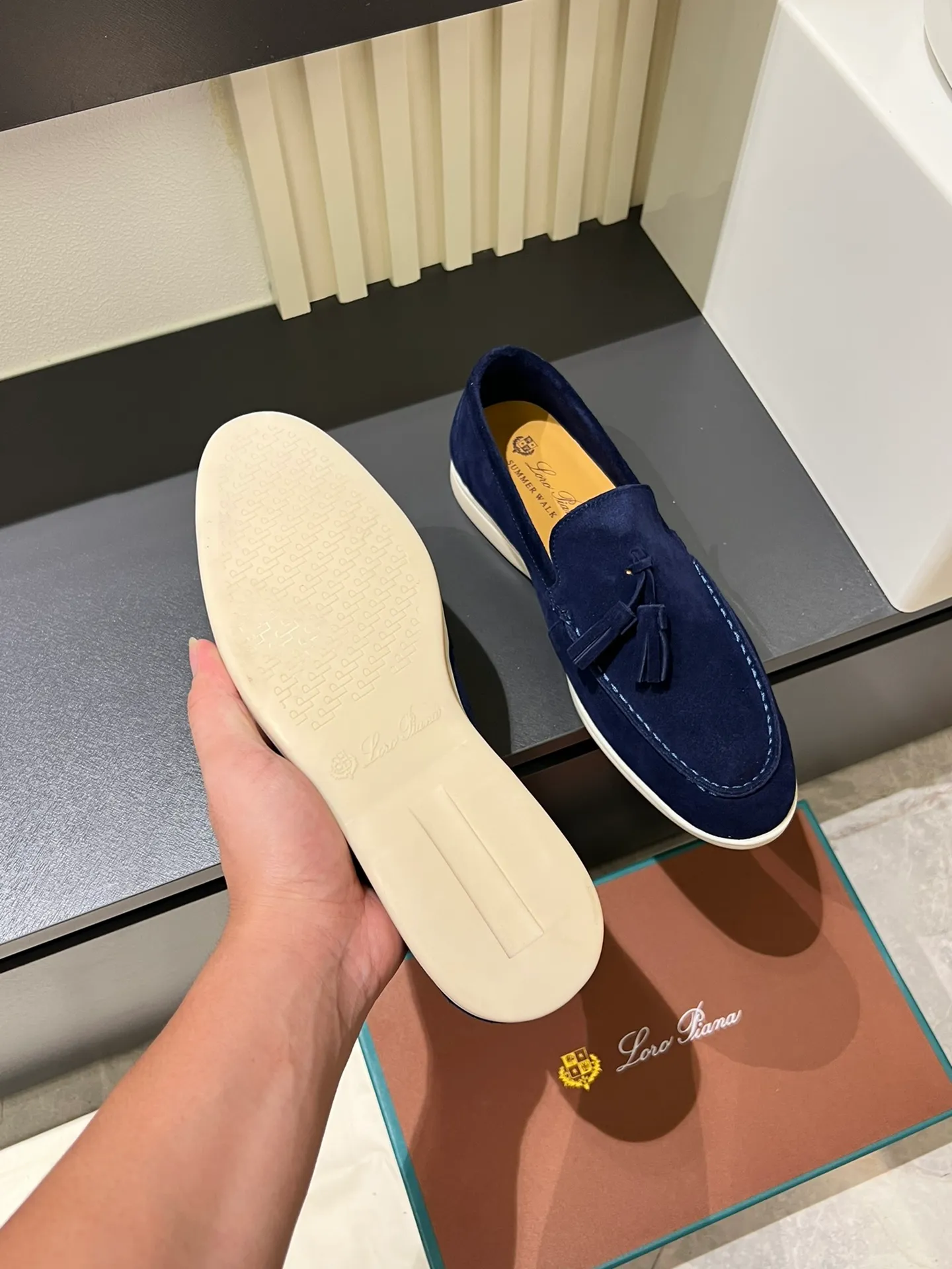 Men's shoes 💰p360 "Loro men's shoes 💰pian'*" Classic L men's shoes for couples 💰p Top version British flat loafers, a must-have item in old money style, the minimalist design is eye-catching and durable, a plus point for dressing The soft foot feel and texture are outstanding. They don’t scratch your feet and are very nice. They are matched with soft and waxy soles. They can be worn daily for a long time without getting tired. They are easy to wear, versatile and classic items, with perfect foot feel and texture! Imported cashmere fabric, the lining is made of imported A-grade water-dyed cow lining, the top version of the genuine leather midsole is sewn with pure handmade mark thread! Size: Female 35-40 (34. Customized) Male 38-44 (45.46. Customized)